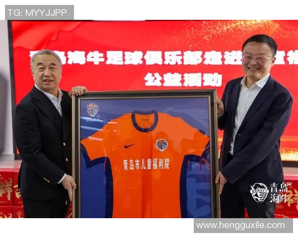 足球明星亲自为小朋友送上签名球衣温馨瞬间尽显爱心与关怀