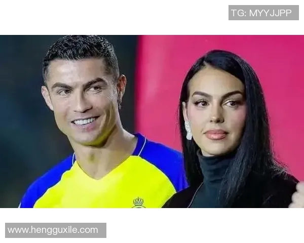 足球明星的另一半白头发魅力四射引发热议时尚与爱情的完美结合