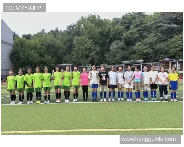 与足球明星亲密合影的女孩们展现青春活力与梦想追逐的精彩瞬间